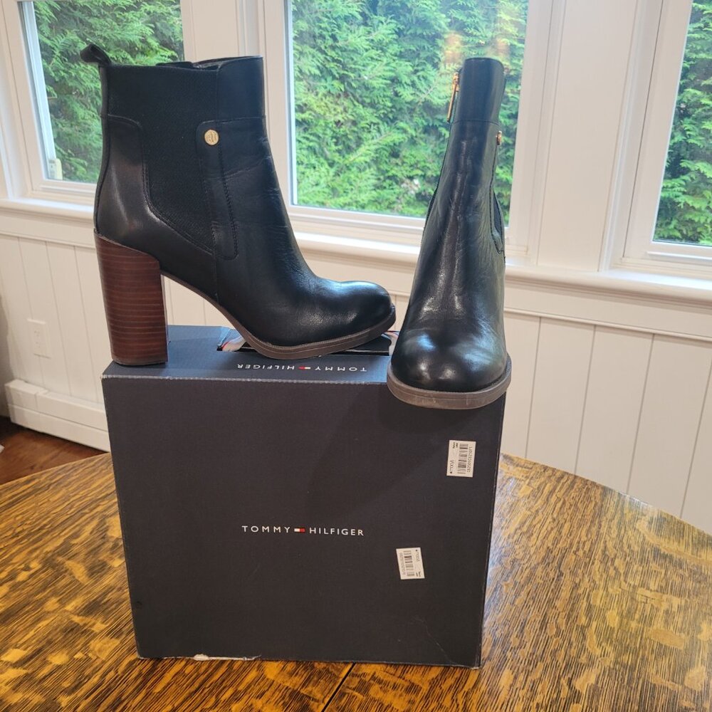 Tommy Hilfiger Britton Women’s Ankle Boots. Leather. Black. Gold tone. Size 7.5. - Picture 6 of 14